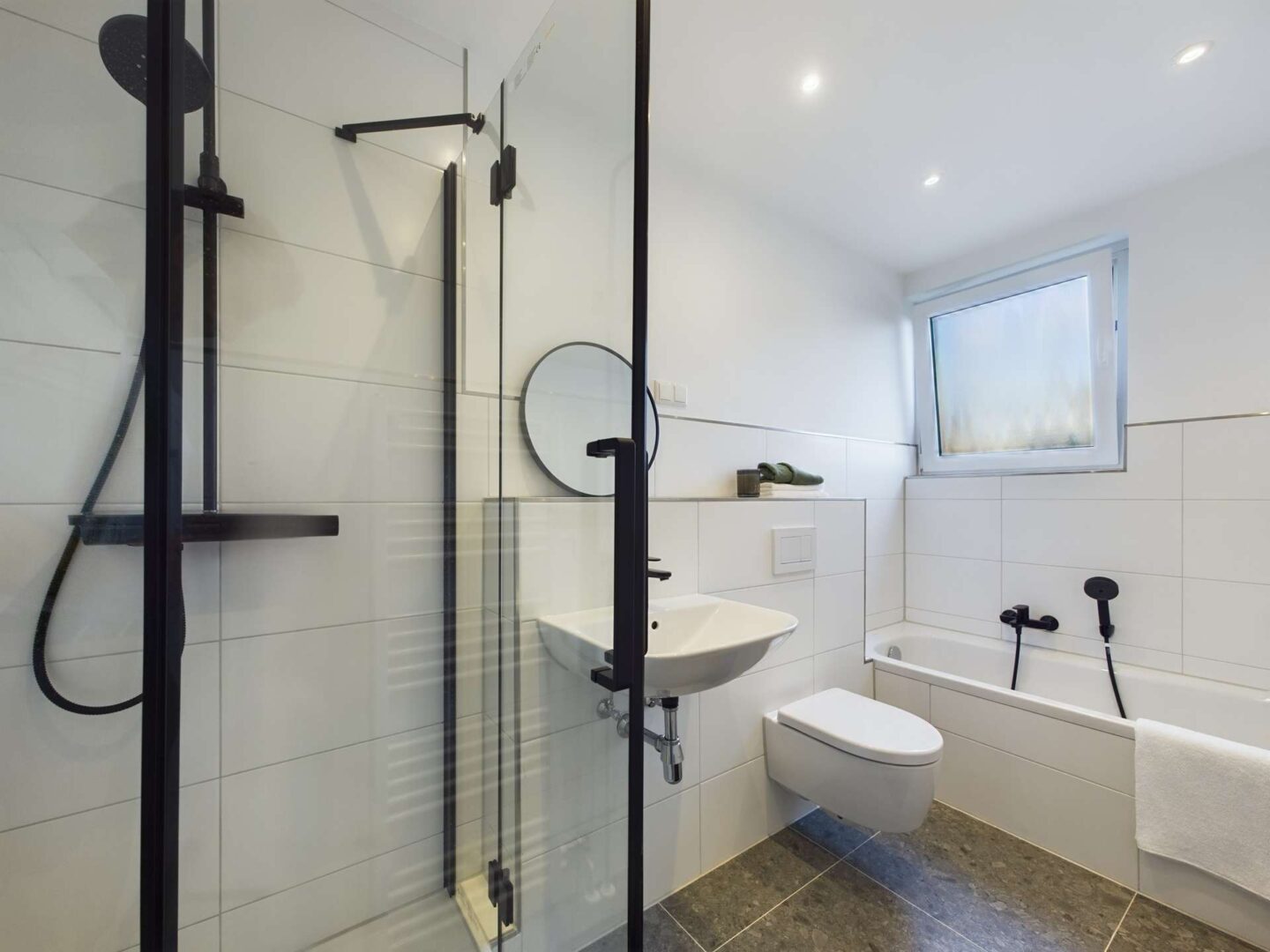Neues Tageslichtbadezimmer mit Dusche und Wanne