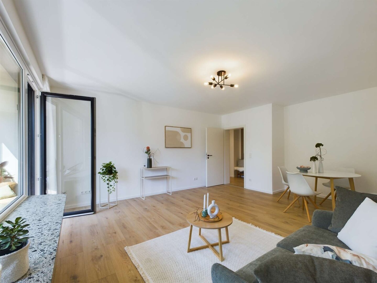 Wohnzimmer + Zugang Balkon