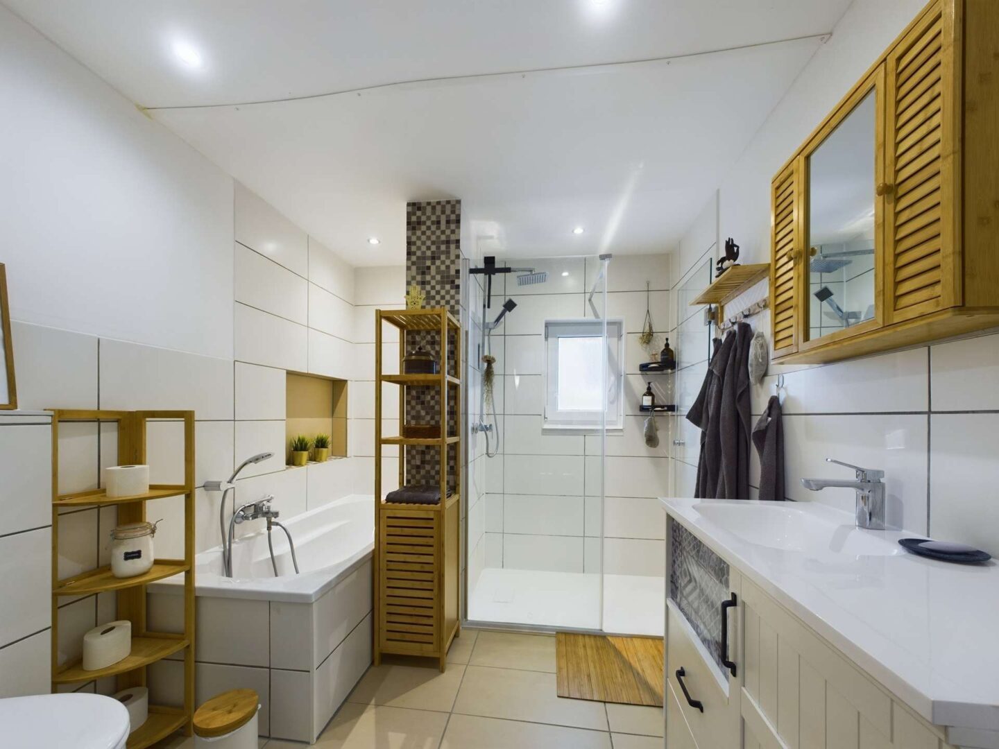 Tageslichtbadezimmer mit Dusche und Badewanne Erdgeschoss