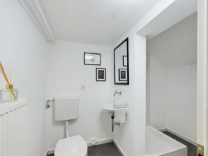 Gästebad mit Dusche im KG