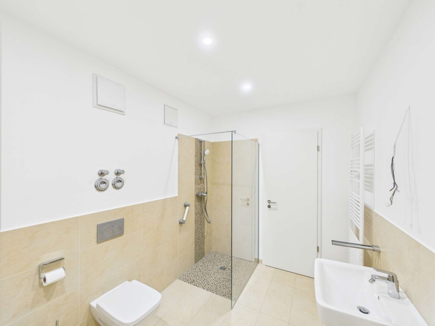 Moderne Dusche und WC im Badezimmer
