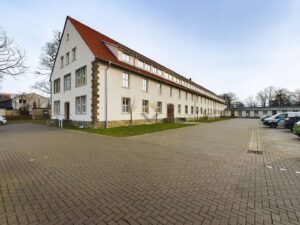 Großzügiger Hof- und Eingangsbereich