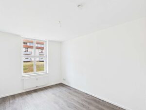 Ruhiges Schlafzimmer mit Blick ins Grüne