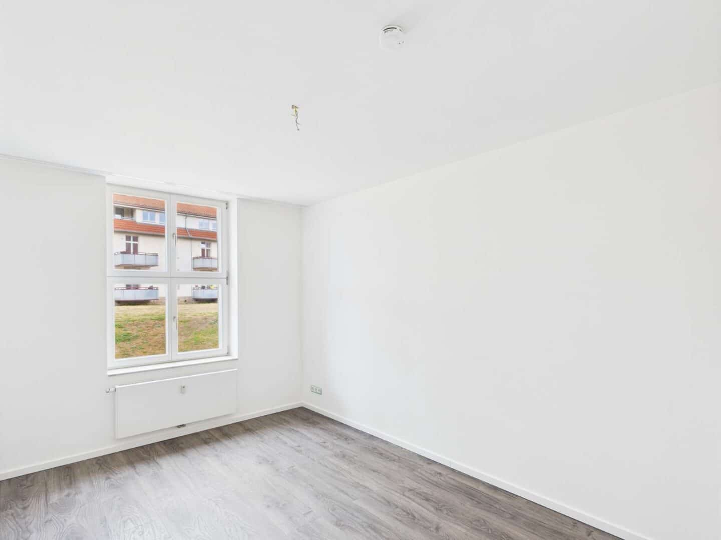 Ruhiges Schlafzimmer mit Blick ins Grüne