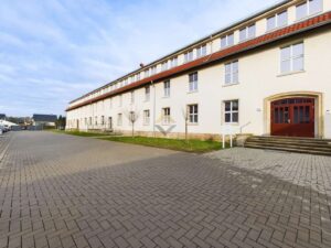 Historischer Eingangsbereich mit imposanter Kasernentür