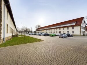 Zwei feste Pkw-Stellplätze direkt vor der Tür