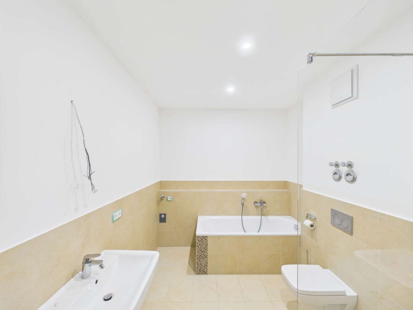 Badezimmer mit Badewanne und Waschtisch