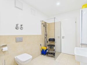 Moderne Dusche und WC im Badezimmer