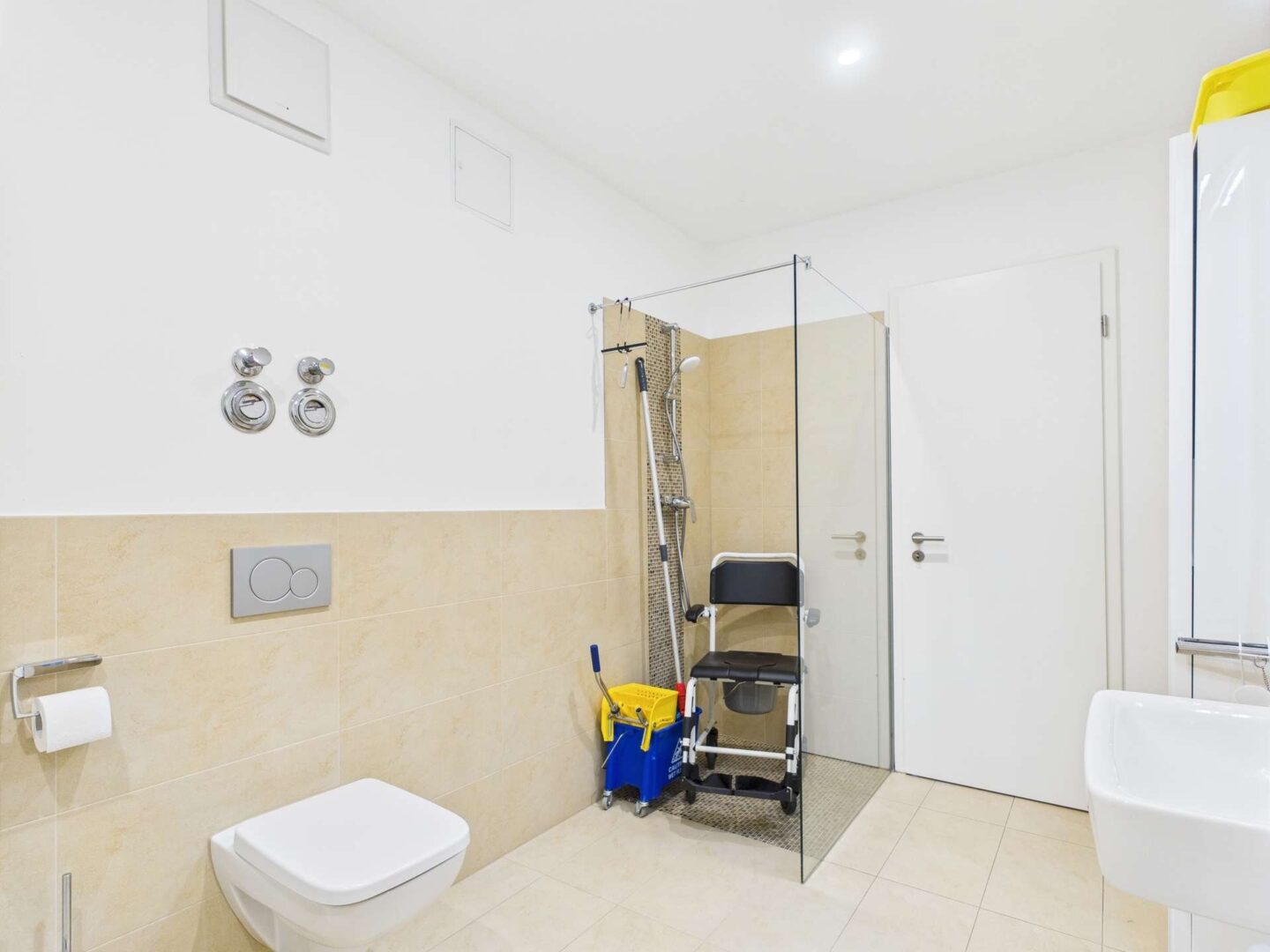 Moderne Dusche und WC im Badezimmer