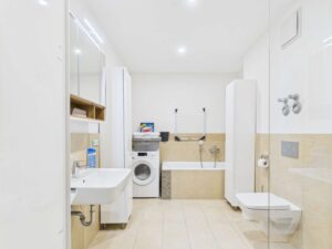 Badezimmer mit Badewanne und Waschtisch