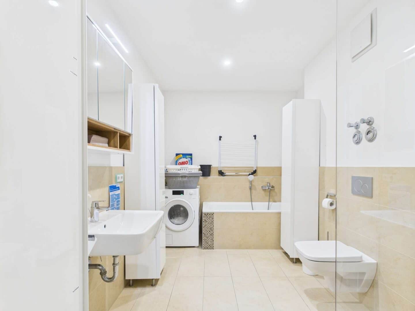Badezimmer mit Badewanne und Waschtisch