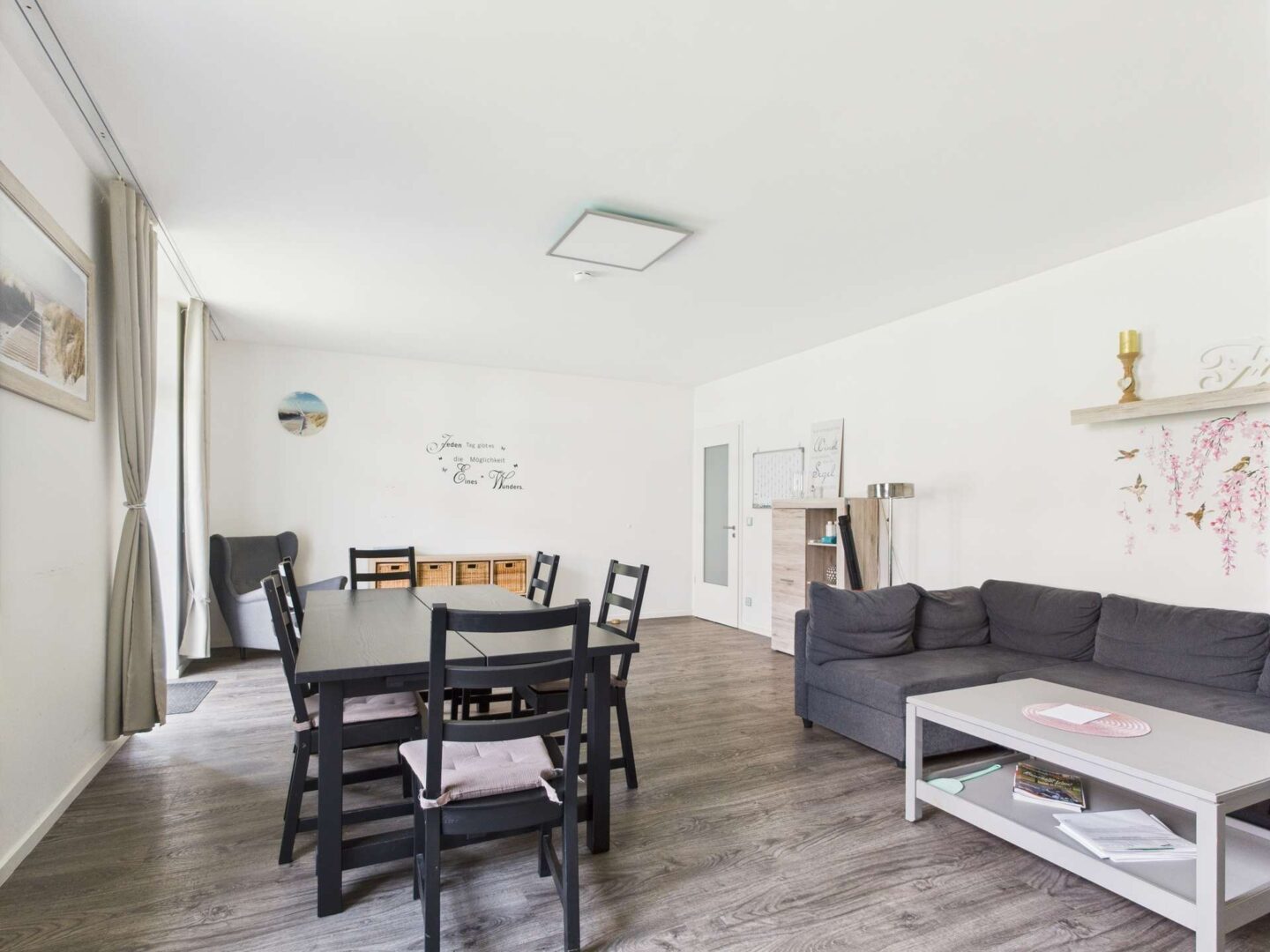 Gemütlicher Wohnbereich mit Sofa und Essplatz