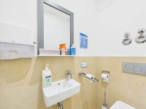 Kompaktes Gäste-WC mit Waschbecken