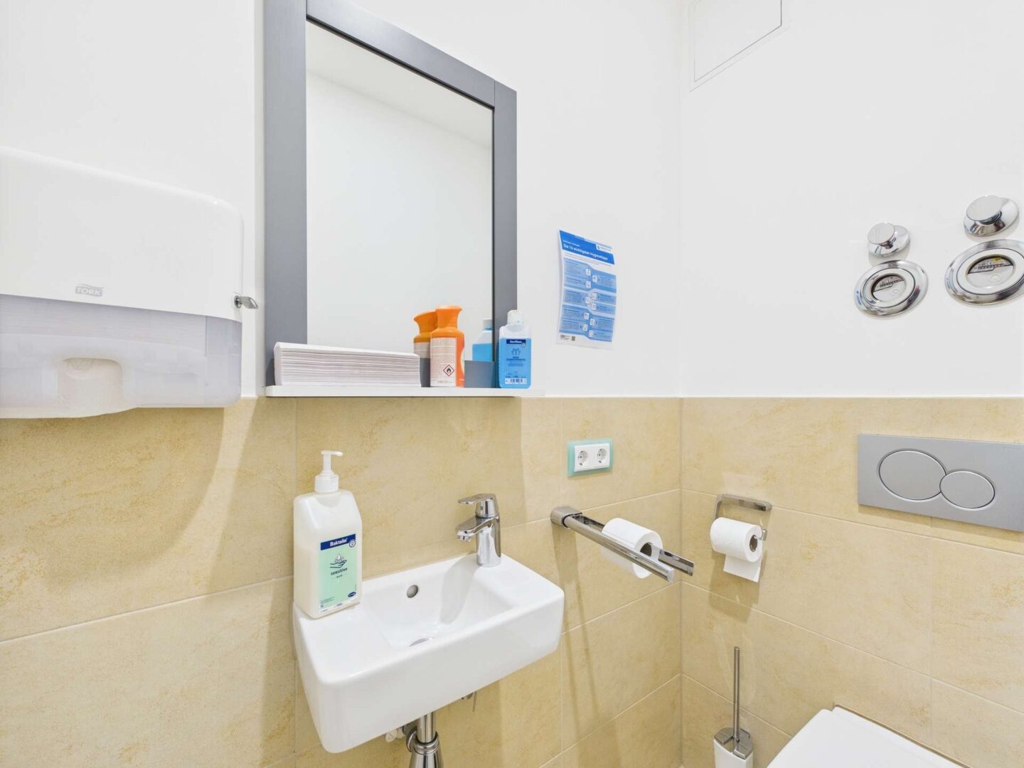 Kompaktes Gäste-WC mit Waschbecken