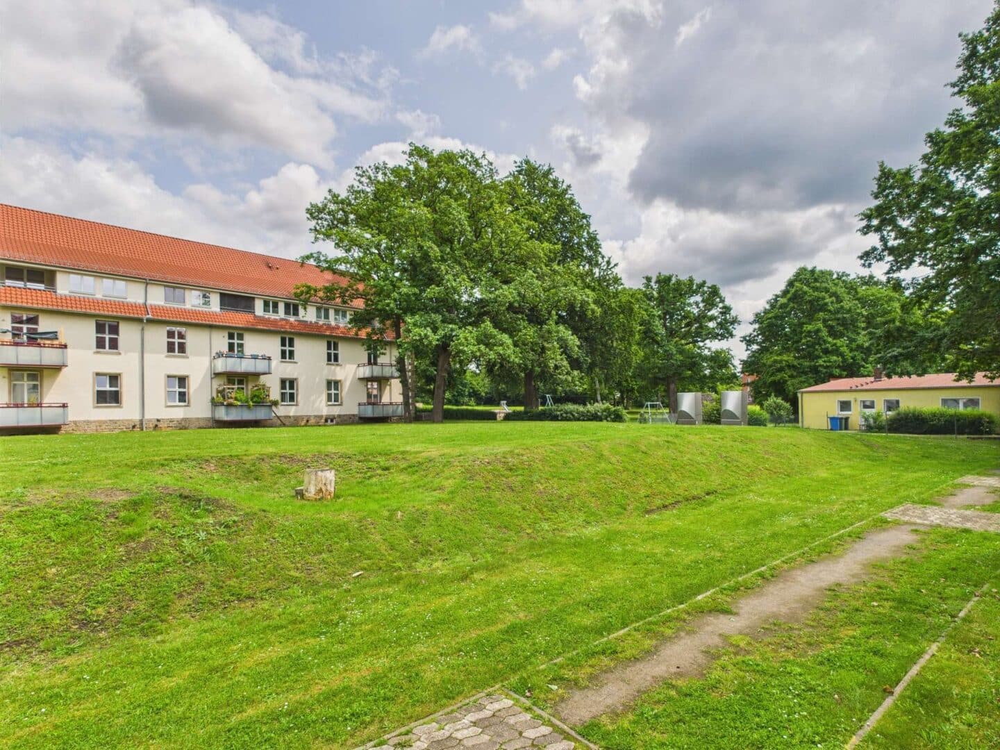 Balkon-Ausblich auf ruhige, grüne Bereiche