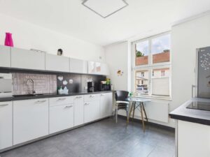 Küche mit viel Tageslicht