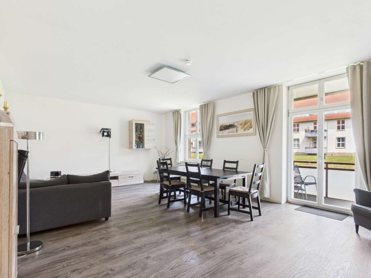Heller Wohnbereich mit Zugang zum Balkon