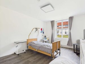 Ruhiges Schlafzimmer mit Blick ins Grüne