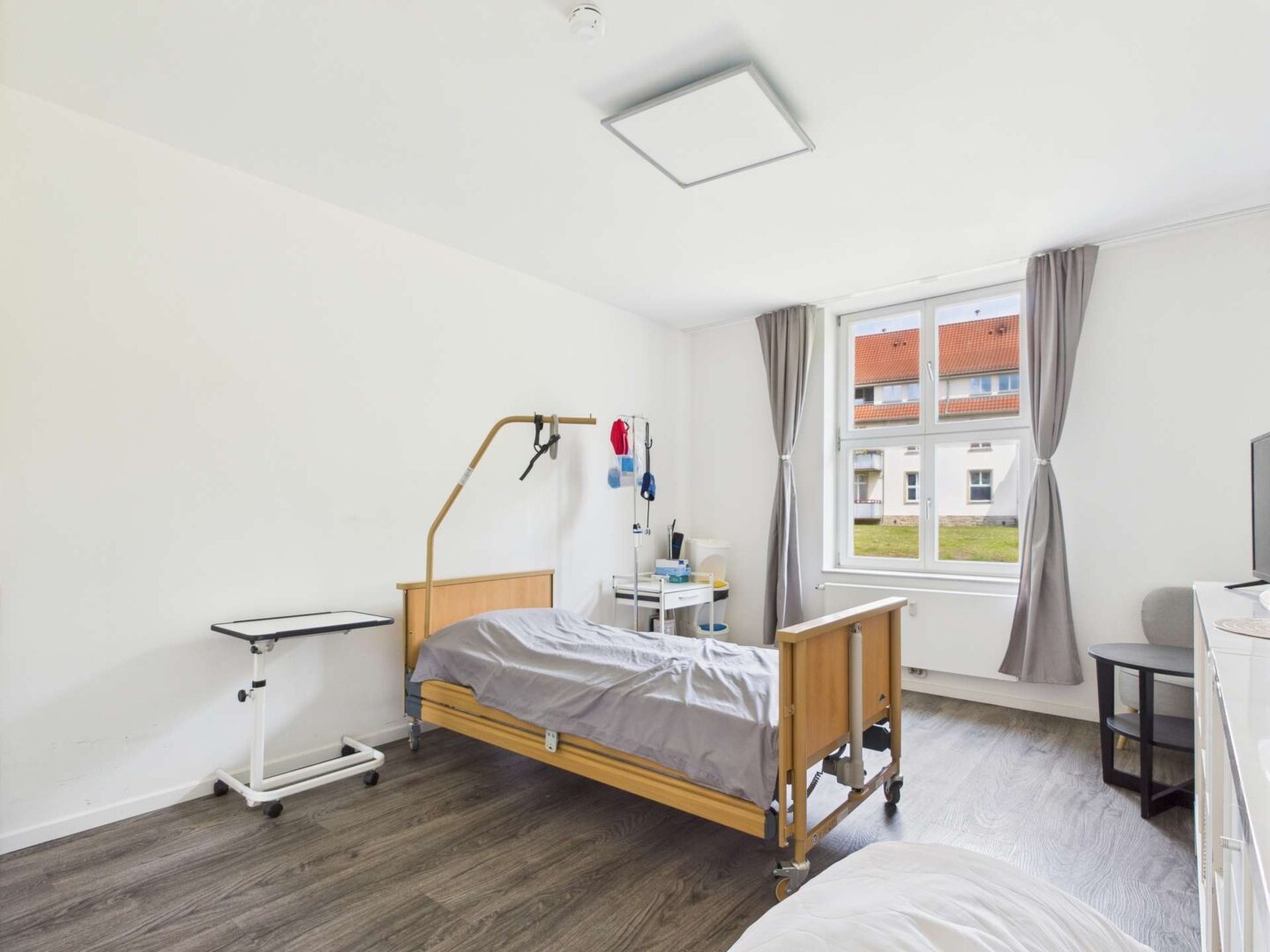Ruhiges Schlafzimmer mit Blick ins Grüne