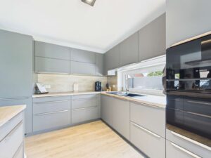 Designküche mit Marken-Geräten