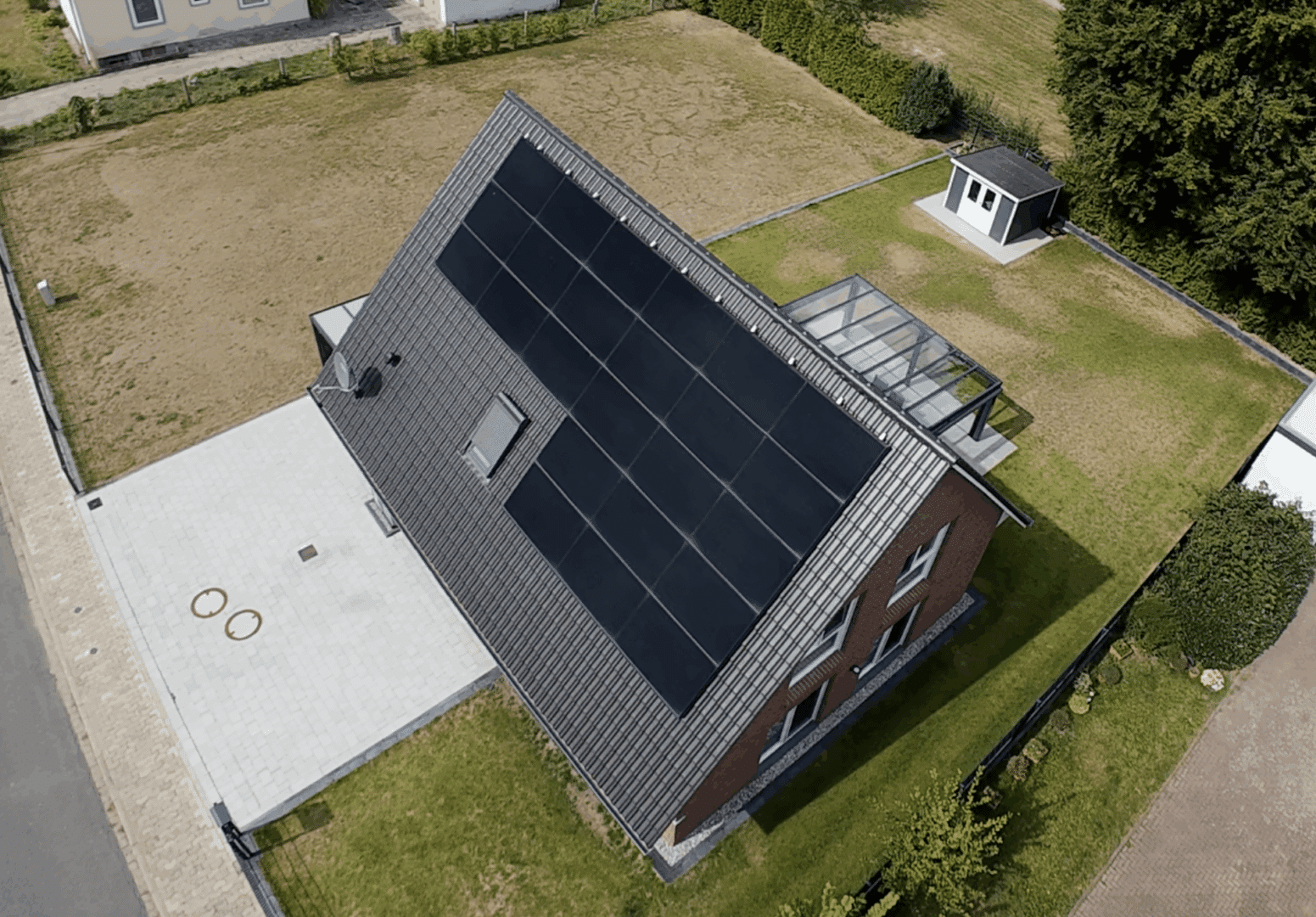 Dach mit PV-Anlage
