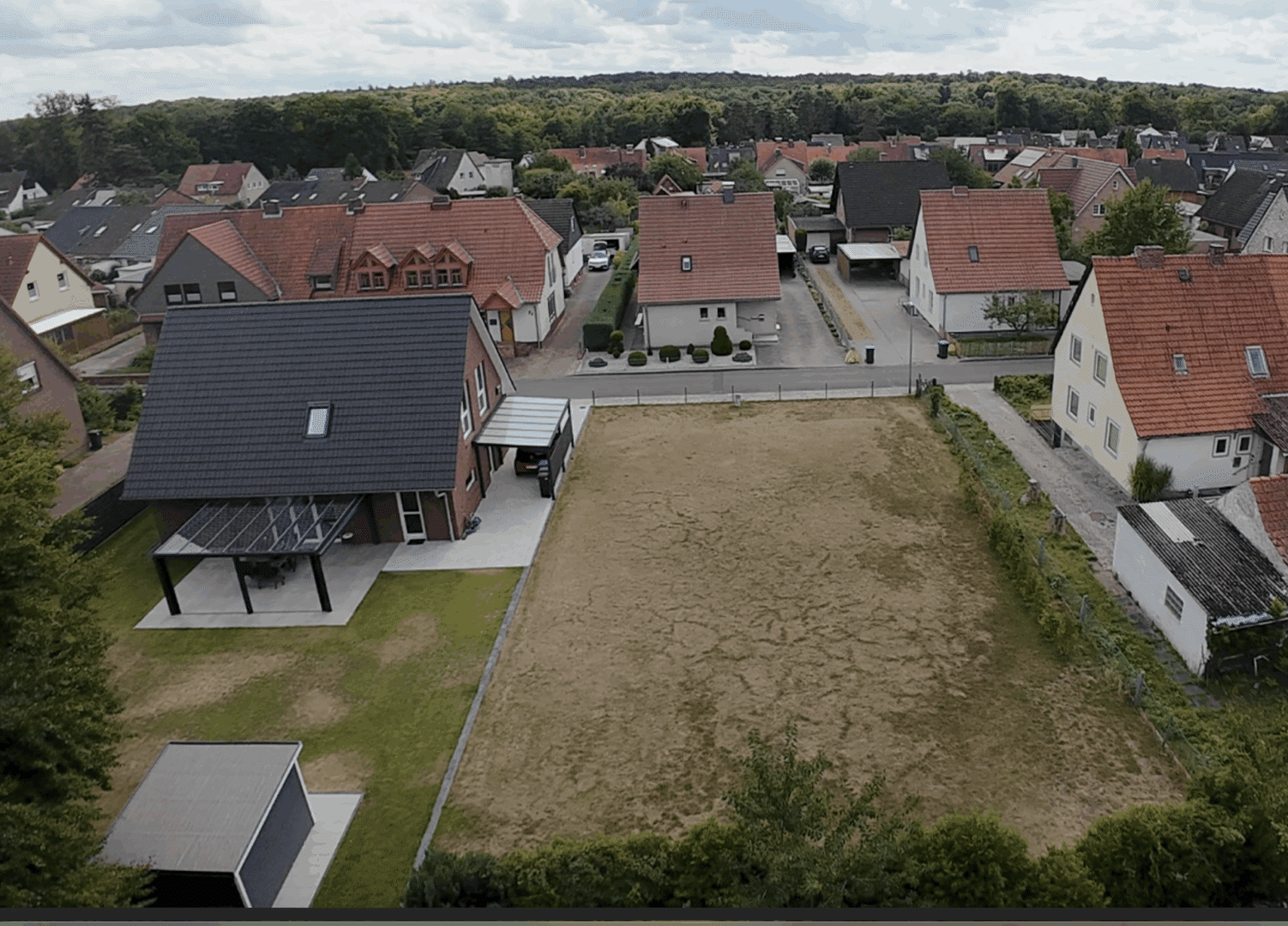 Drohnenaufnahme – Detail Zufahrt / Grundstücksmitte