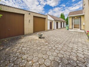 Hof / Doppelgarage / Abstellräume