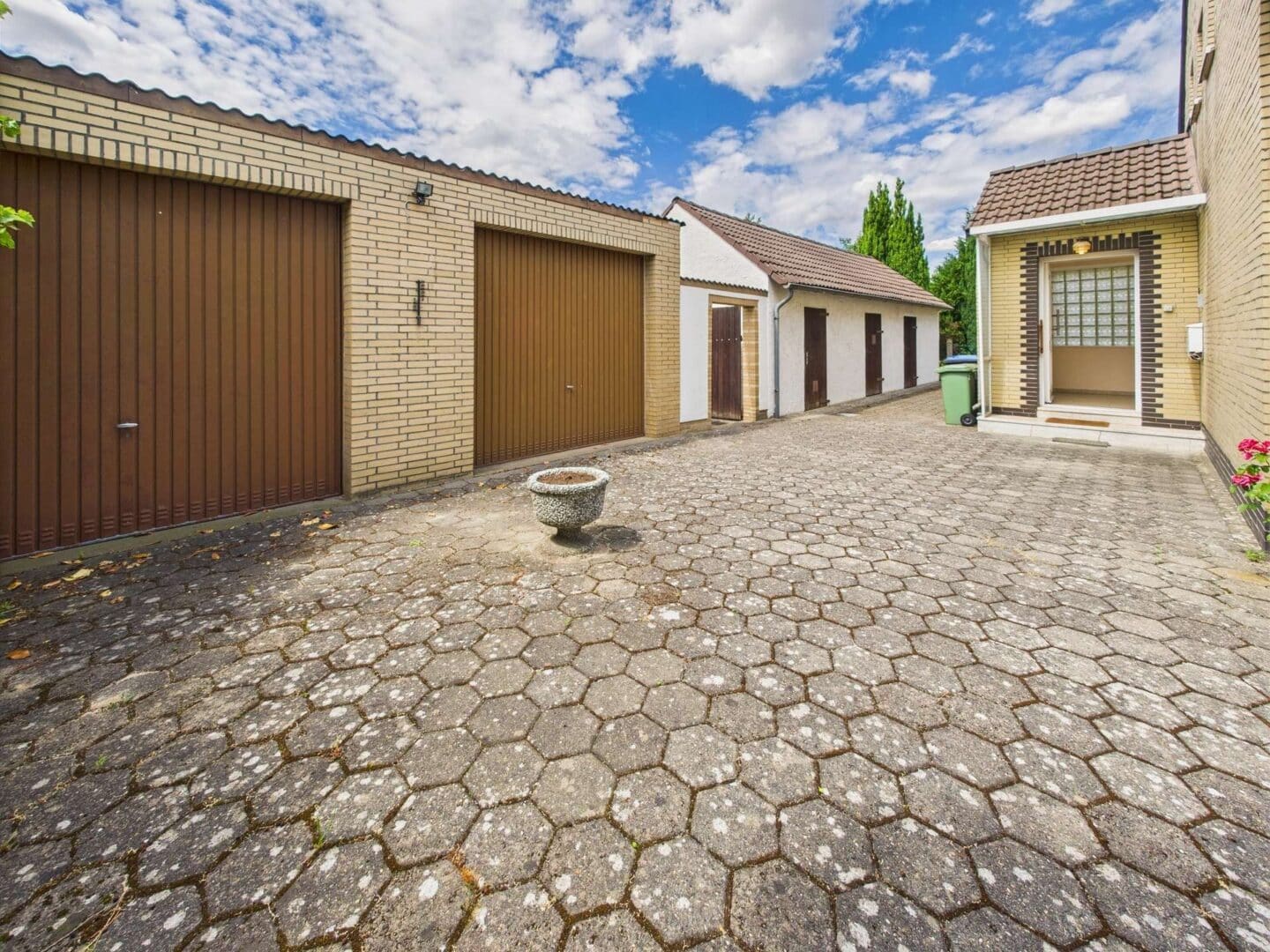 Hof / Doppelgarage / Abstellräume