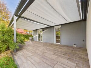 Terrasse mit Sonnenschutz