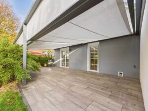 Terrasse mit Sonnenschutz