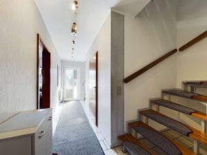 Flur + Treppe