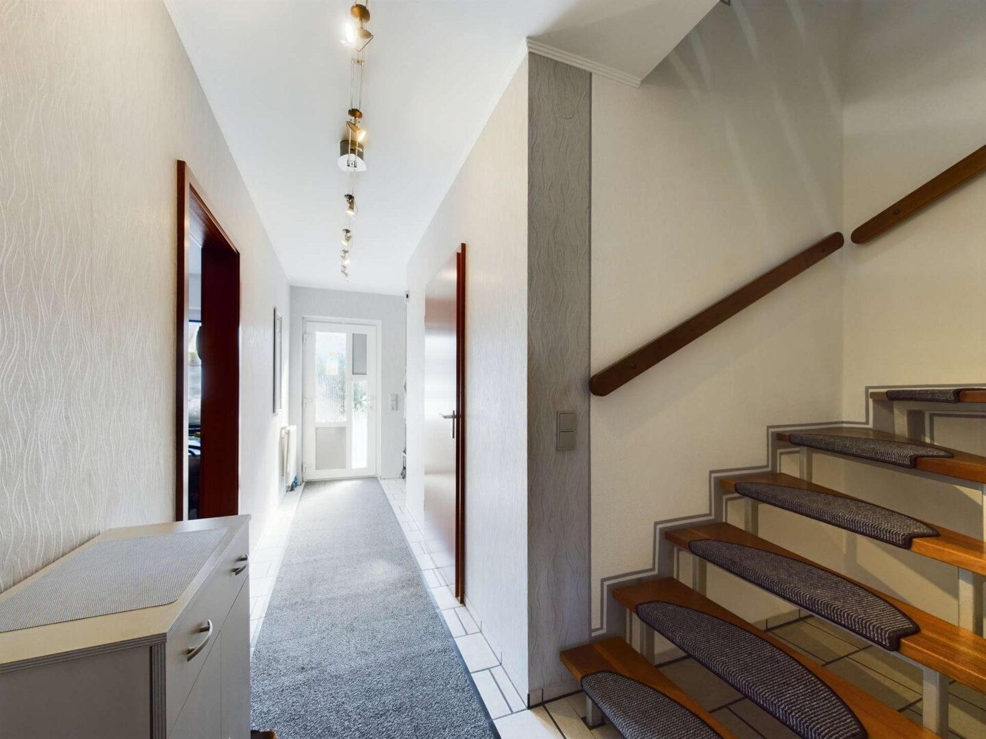 Flur + Treppe