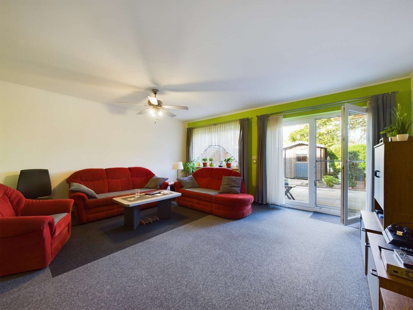 Wohnzimmer mit Blick in den Garten