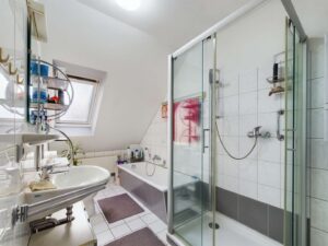 Tageslichtbadezimmer mit Dusche und Badewanne