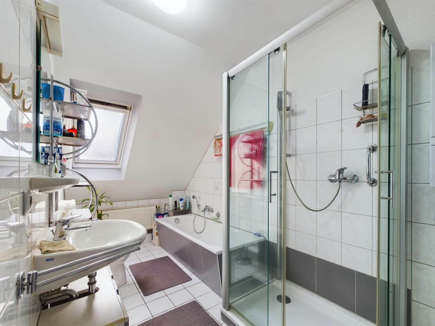 Tageslichtbadezimmer mit Dusche und Badewanne