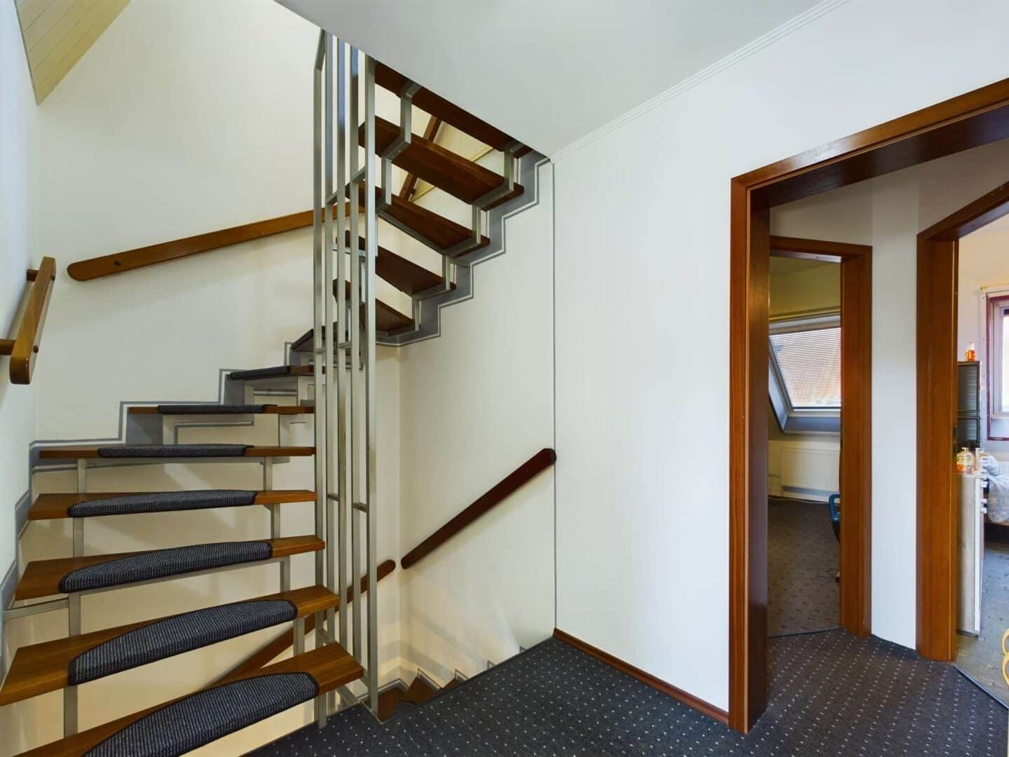Flur oben mit Treppe in die Dachspitze