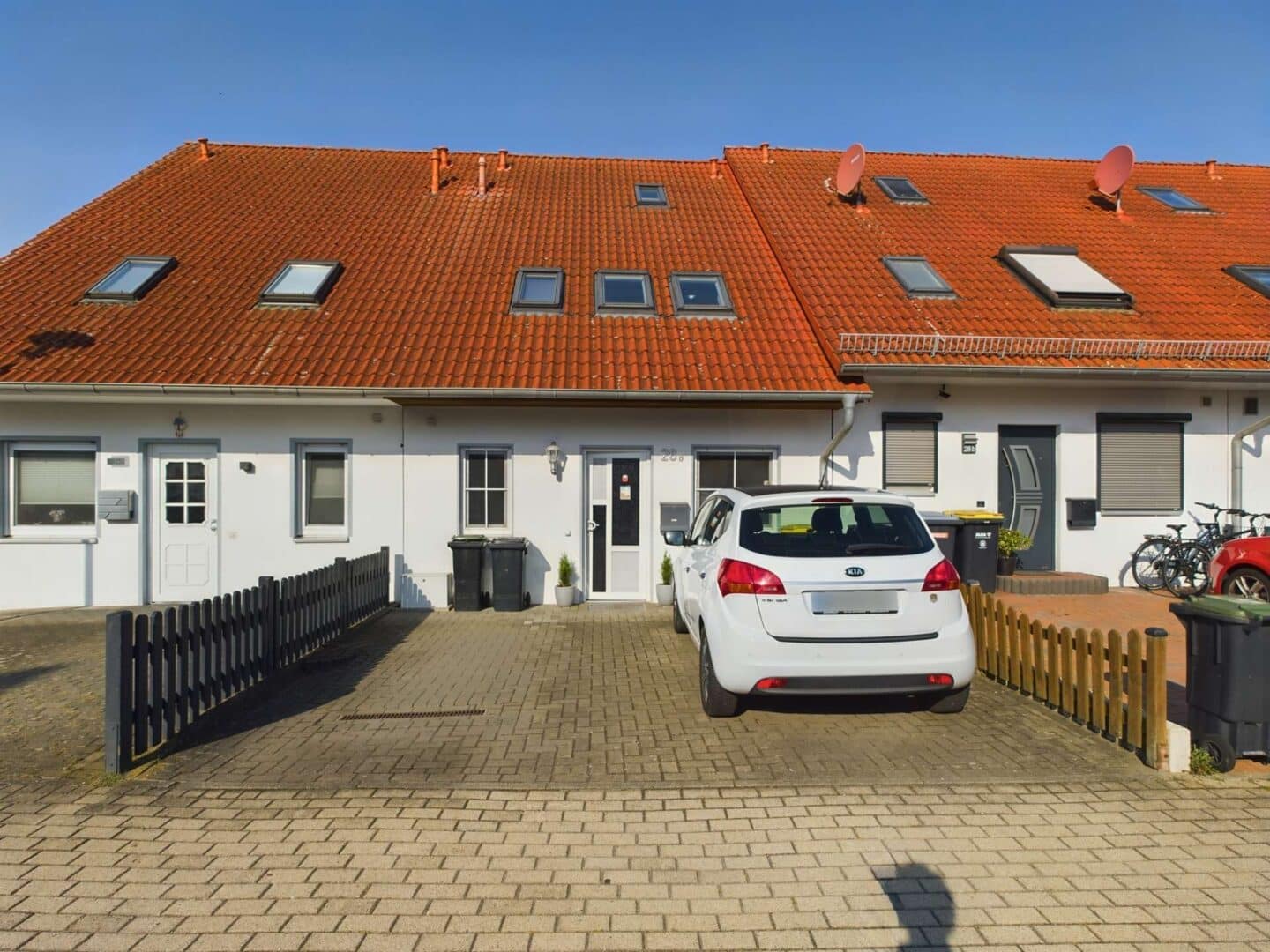 Hausansicht + 2 Parkplätze