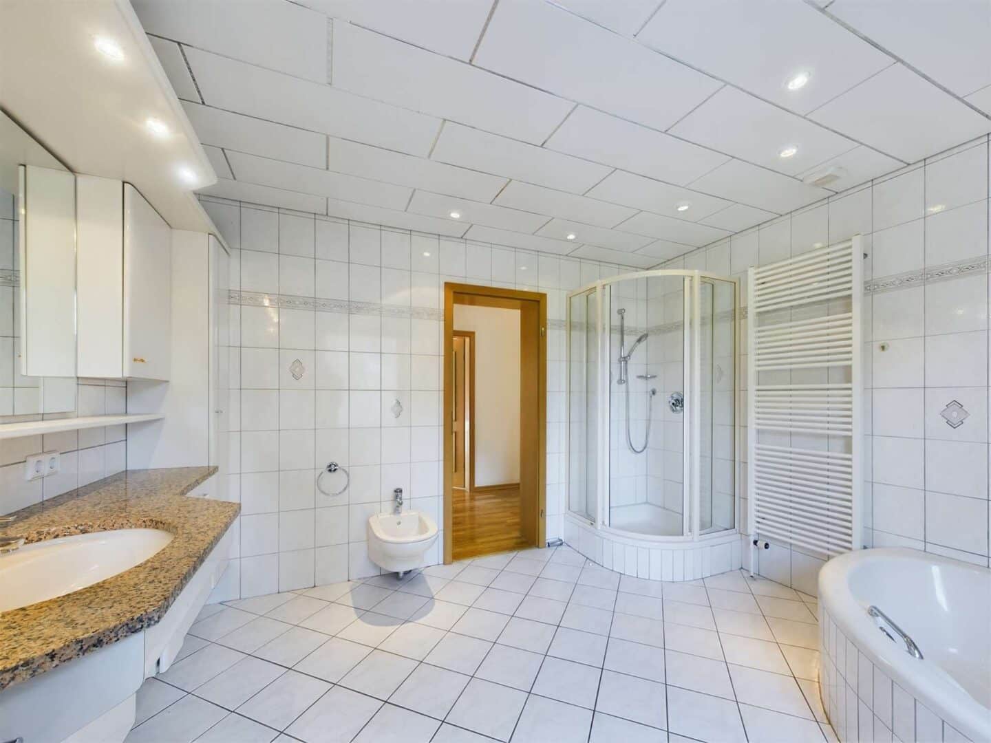 Tageslichtbadezimmer mit Dusche und Badewanne (unten)