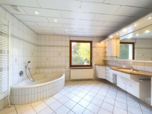 Tageslichtbadezimmer mit Dusche und Badewanne (unten)