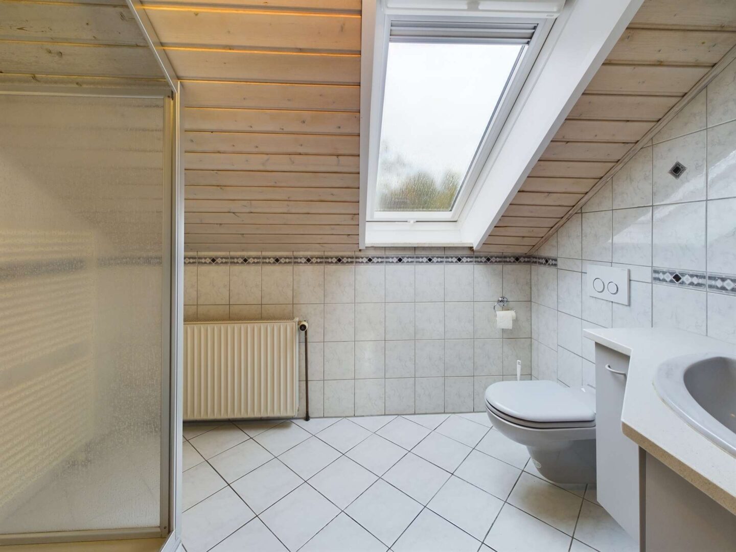 Tageslichtbadezimmer mit Dusche (oben)