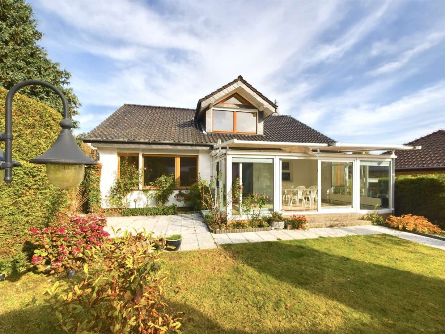 Hausanssicht mit Terrasse und Wintergarten