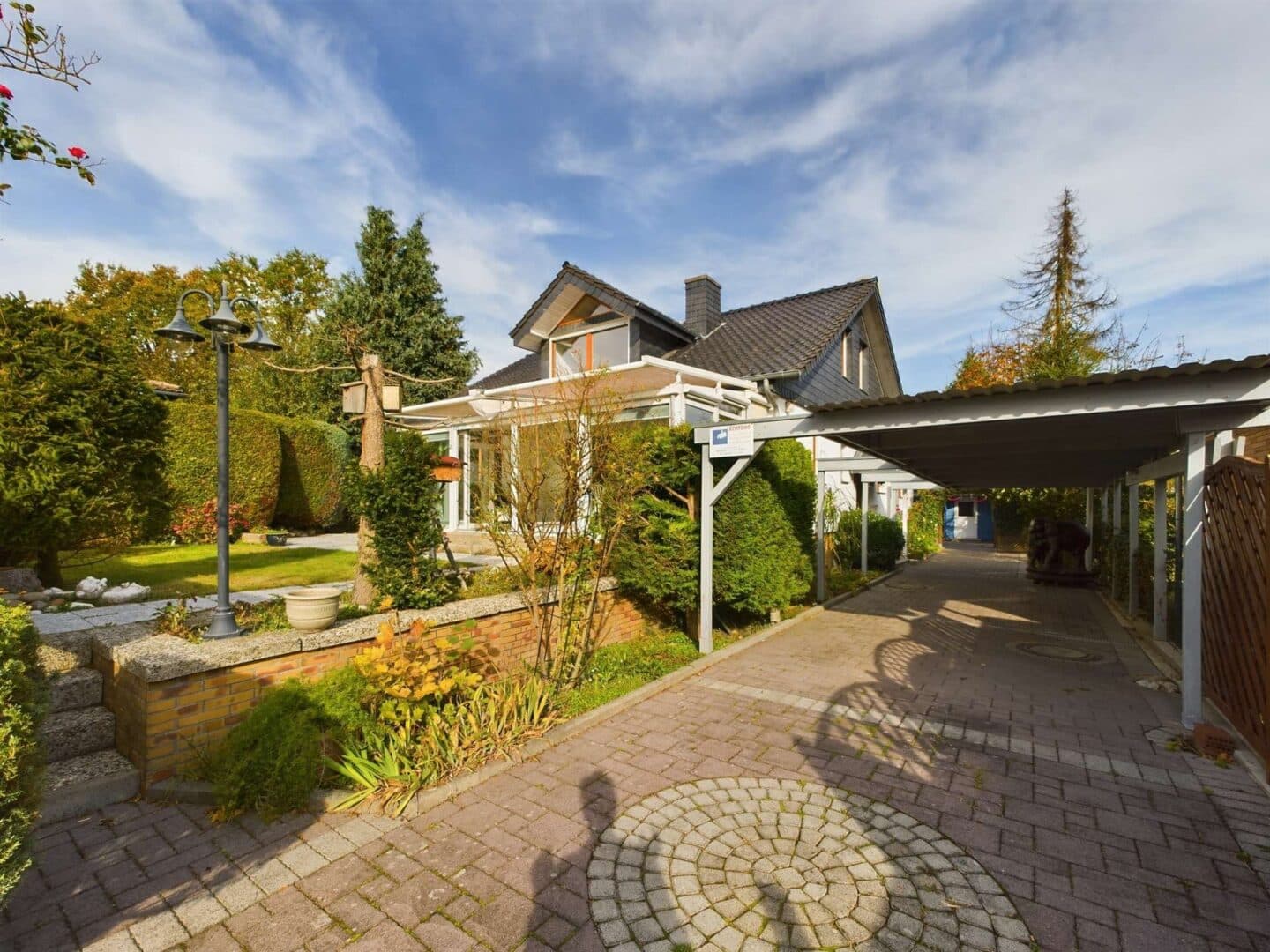 Hausansicht / Carport