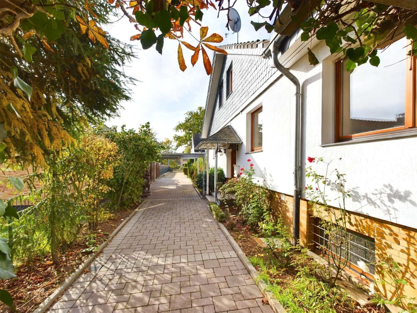 Außenansicht mit Carport