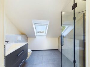 Modernes Tageslichtbadezimmer (oben)