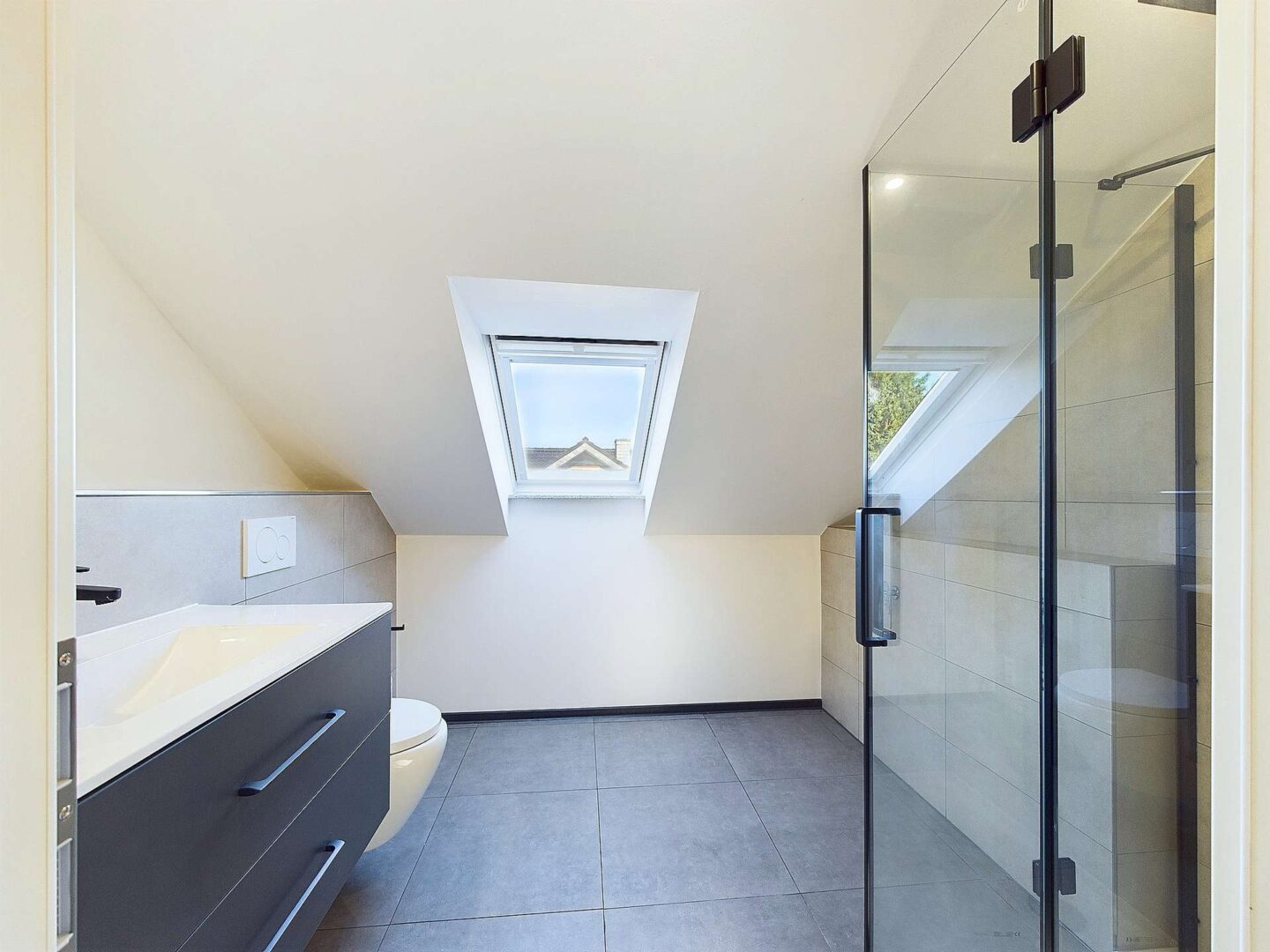 Modernes Tageslichtbadezimmer (oben)