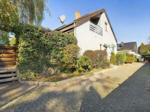 Einfahrt + Außenansicht + Zugang Garten