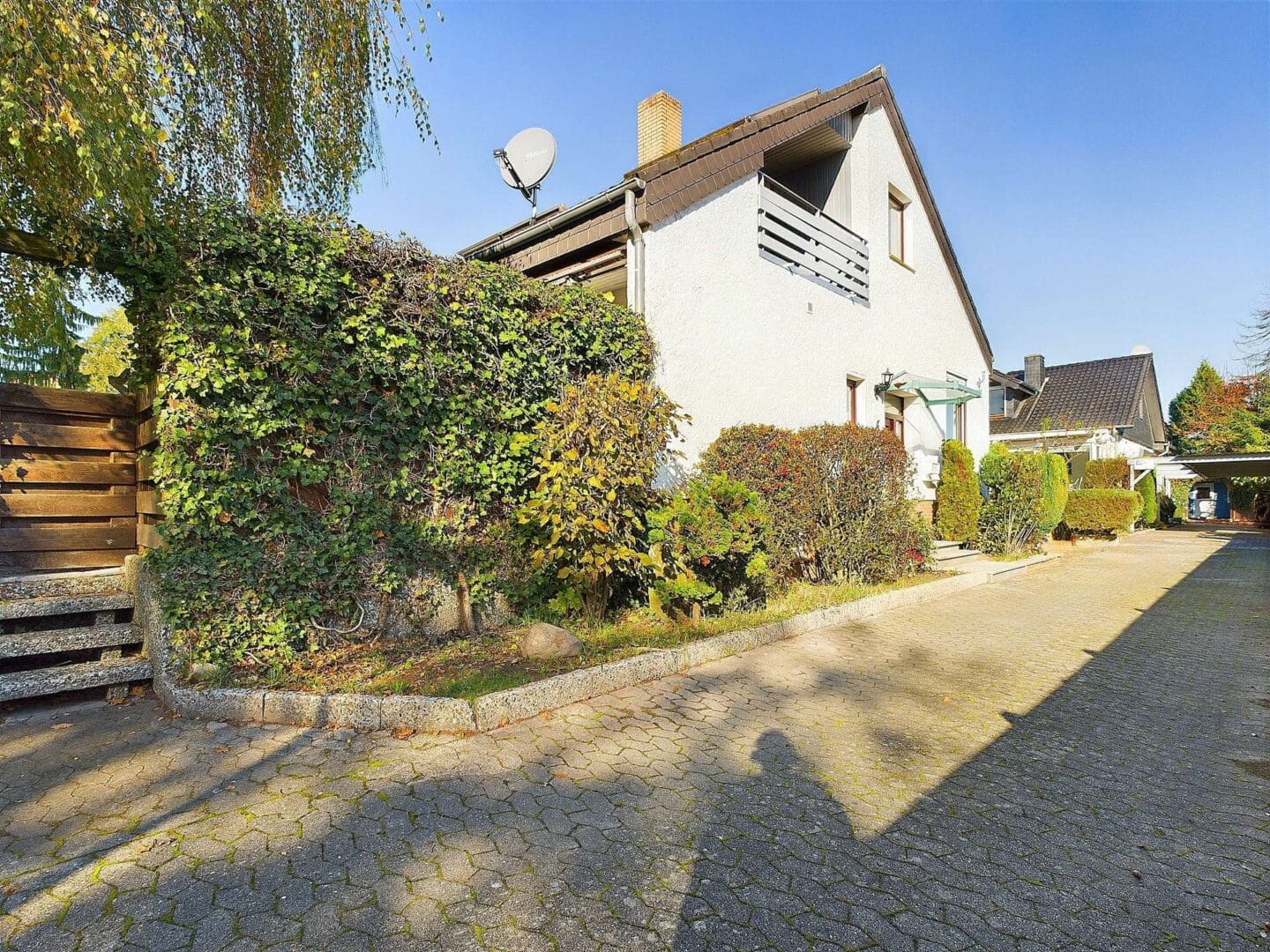 Einfahrt + Außenansicht + Zugang Garten