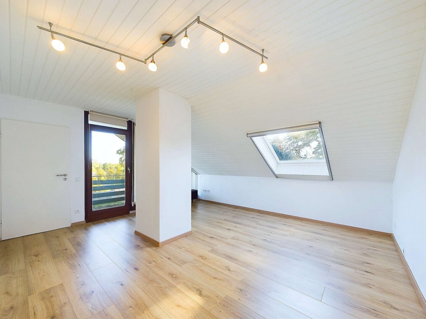 Wohnzimmer mit Balkon (oben)