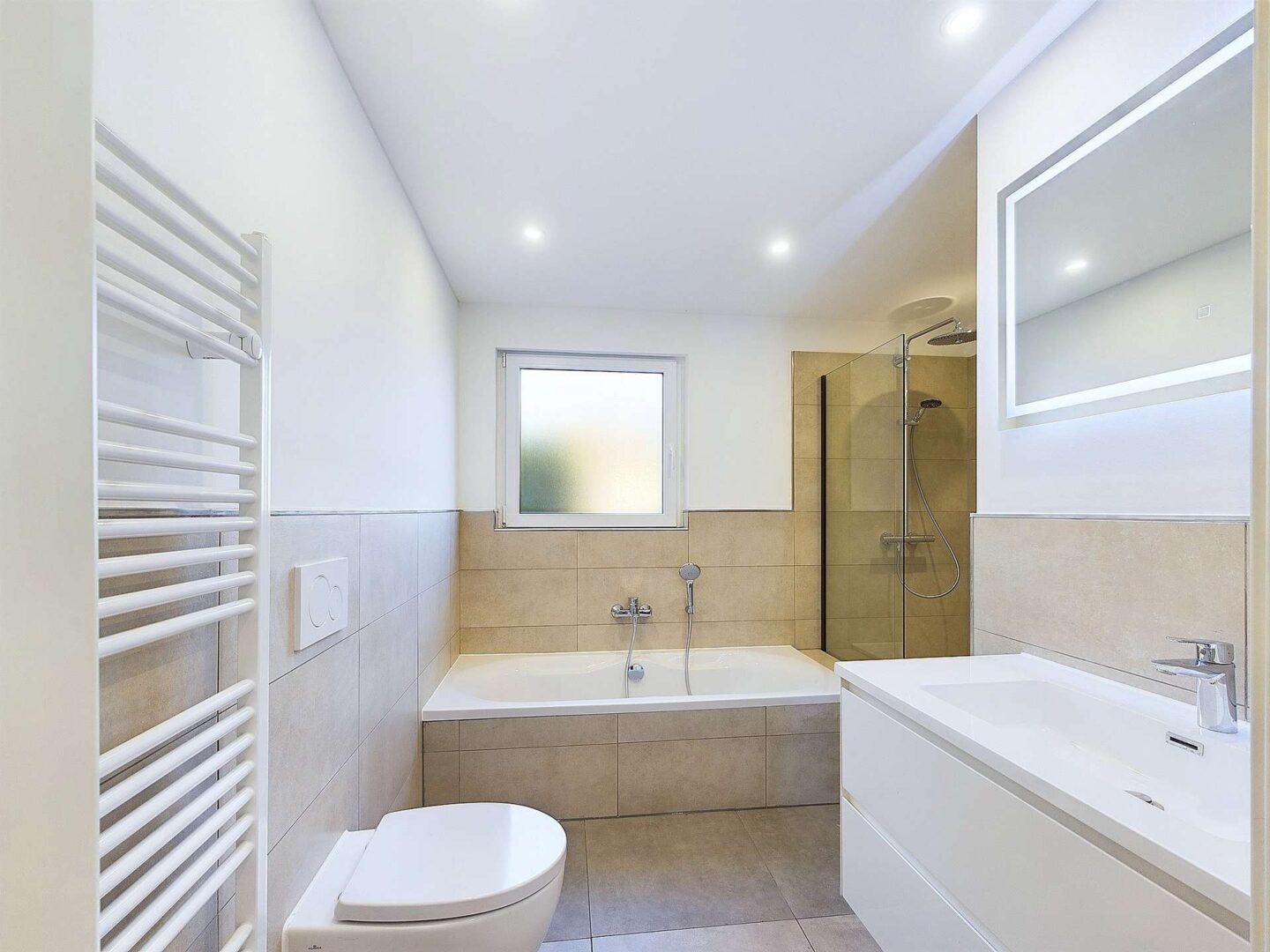 Tageslichtbadezimmer mit Badewanne und Dusche (unten)