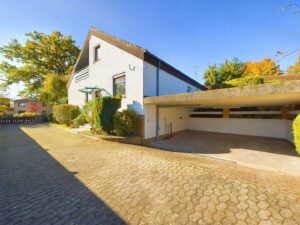 Ostseite mit Carport